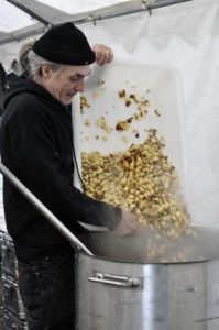 Wam kocht ausschließlich mit regionalen Produkten, die er von Biobauern oder Bio-Supermärkten bekommt. So wurde er auch Protagonist des Dokumentarfilms "Taste the Waste" von Valentin Thurn.