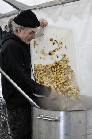 Wam kocht ausschließlich mit regionalen Produkten, die er von Biobauern oder Bio-Supermärkten bekommt. So wurde er auch Protagonist des Dokumentarfilms "Taste the Waste" von Valentin Thurn.